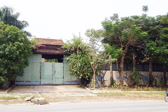 Mặt tiền của biệt phủ nhìn rất bình thường - Ảnh: ÁI NHÂN