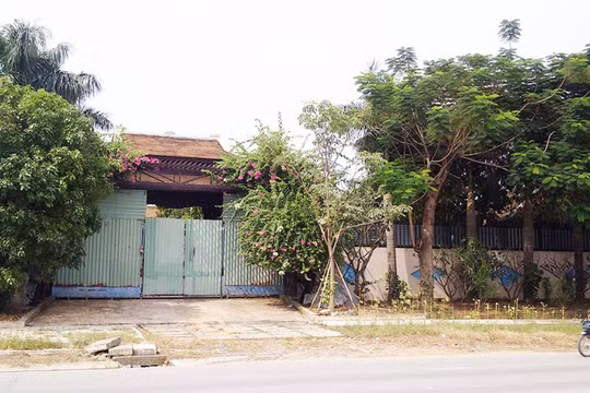 Mặt tiền của biệt phủ nhìn rất bình thường - Ảnh: ÁI NHÂN