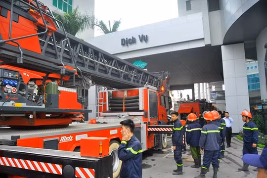 Cháy tòa nhà Toyota Mỹ Đình, hàng trăm người tháo chạy