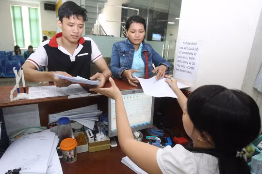 Người dân làm thủ tục tại BHXH TP HCM Ảnh: Hoàng Triều