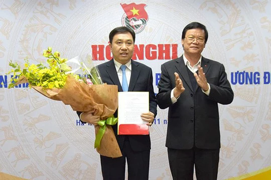 Tân Phó bí thư Tỉnh ủy Hà Giang Nguyễn Mạnh Dũng (bên trái). Ảnh Trung ương Đoàn