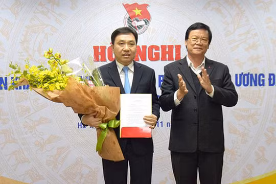 Tân Phó bí thư Tỉnh ủy Hà Giang Nguyễn Mạnh Dũng (bên trái). Ảnh Trung ương Đoàn