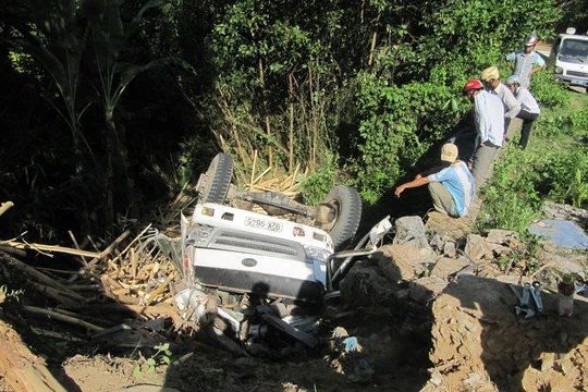 Chiếc xe tải hết hạn đăng kiểm hơn 1 năm vẫn chở gỗ dẫn đến vụ tai nạn vào ngày 23-7 tại tỉnh Quảng Nam làm 1 người chết, 2 người bị thương Ảnh: TRẦN THƯỜNG