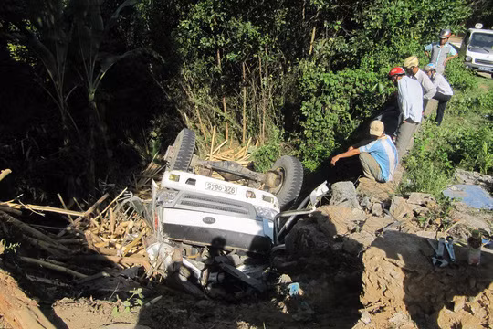 Chiếc xe tải hết hạn đăng kiểm hơn 1 năm vẫn chở gỗ dẫn đến vụ tai nạn vào ngày 23-7 tại tỉnh Quảng Nam làm 1 người chết, 2 người bị thương Ảnh: TRẦN THƯỜNG