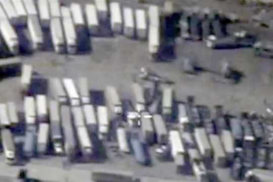 Ảnh chụp những chiếc xe chở dầu của IS tại biên giới Syria -Thổ Nhĩ Kỳ - Ảnh: Reuters