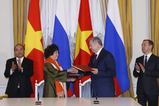 Bà Thái Hương và ông Anatoly Mmitriyevich Artamonov, Thống đốc tỉnh Kaluga (Liên bang Nga) ký kết Thoả thuận hợp tác triển khai dự án.