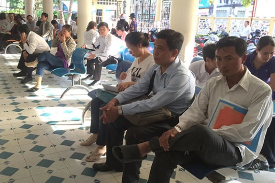 Người dân làm thủ tục hồ sơ nhà đất tại quận Gò Vấp, TP.HCM - Ảnh: Tự Trung