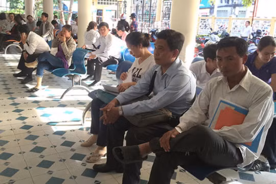 Người dân làm thủ tục hồ sơ nhà đất tại quận Gò Vấp, TP.HCM - Ảnh: Tự Trung