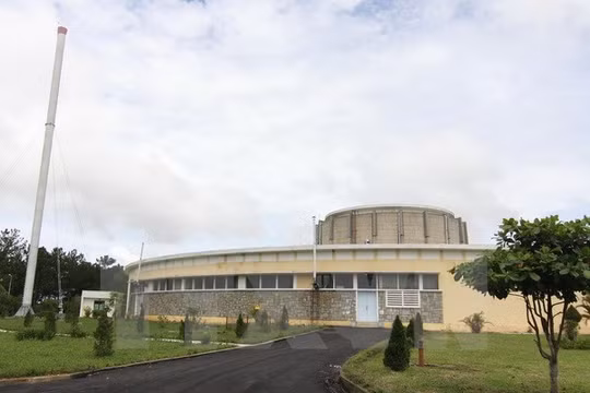 Lò phản ứng hạt nhân Đà Lạt nhìn từ bên ngoài. (Ảnh: Viện Nghiên cứu Hạt nhân Đà Lạt cung cấp)