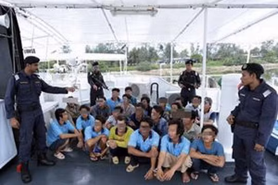 Các ngư dân Việt Nam bị MMEA bắt giữ. (Nguồn: bernama.com)