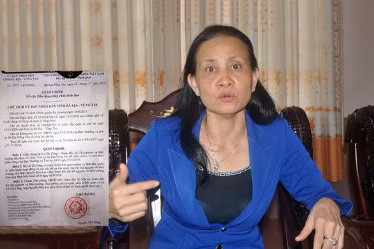 Bà Lê Thị Công và quyết định điều động công chức lãnh đạo đối với bà Công từ giám đốc Sở TN&MT tỉnh Bà Rịa - Vũng Tàu sang Ban tổ chức Tỉnh ủy Bà Rịa - Vũng Tàu - Ảnh: ĐÔNG HÀ