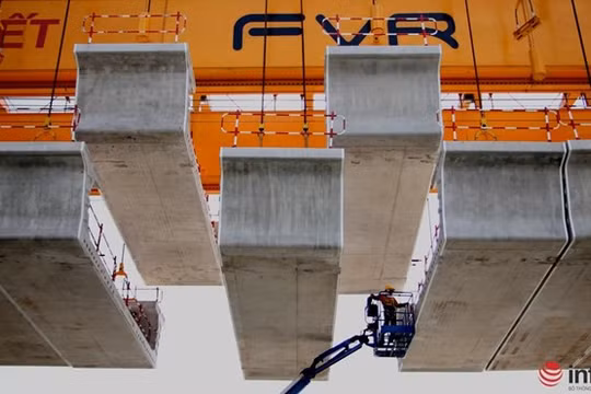 Các dự án xây dựng metro đều cần có số vốn rất lớn. Trong ảnh là cảnh lắp các đốt dầm tại tuyến metro số 1 (Bến Thành - Suối Tiên