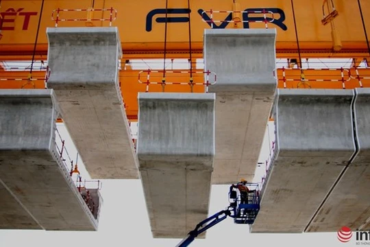 Các dự án xây dựng metro đều cần có số vốn rất lớn. Trong ảnh là cảnh lắp các đốt dầm tại tuyến metro số 1 (Bến Thành - Suối Tiên