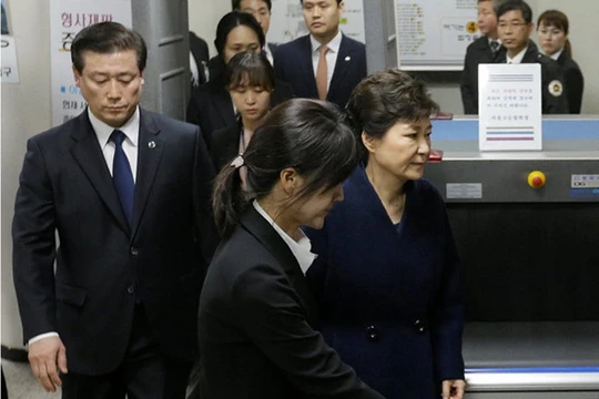 Cựu tổng thống Hàn Quốc Park Geun-hye rời khỏi Tòa án Quận Trung tâm Seoul vào tối 30.3. Ảnh REUTERS