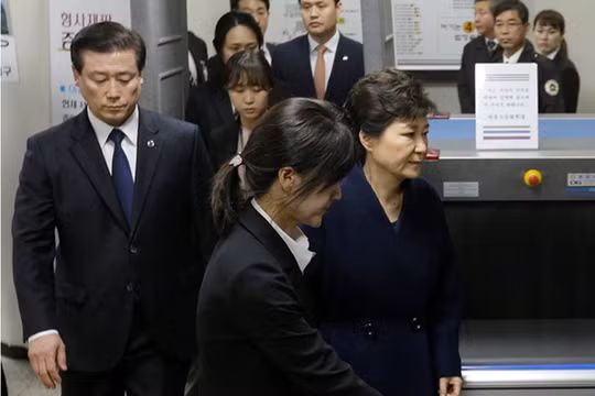 Cựu tổng thống Hàn Quốc Park Geun-hye rời khỏi Tòa án Quận Trung tâm Seoul vào tối 30.3. Ảnh REUTERS