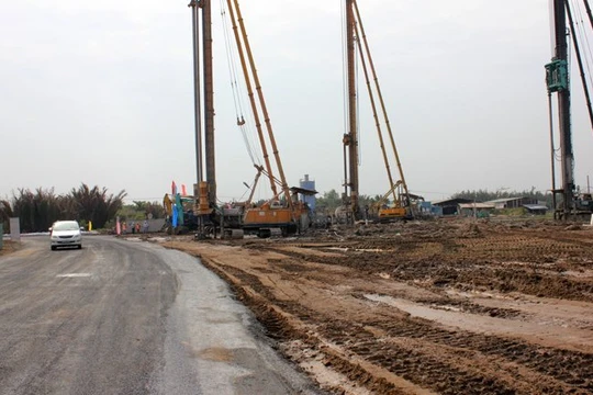 Các địa phương rất trông chờ nguồn vốn cấp phát từ ngân sách trung ương để đầu tư vào các dự án hạ tầng. 38% nguồn vốn trung ương rót xuống được đầu tư vào đây. Ảnh:TL