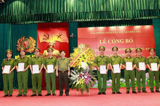 Trung tướng Trần Văn Vệ tạ Lễ công bố quyết định. Ảnh: BCA