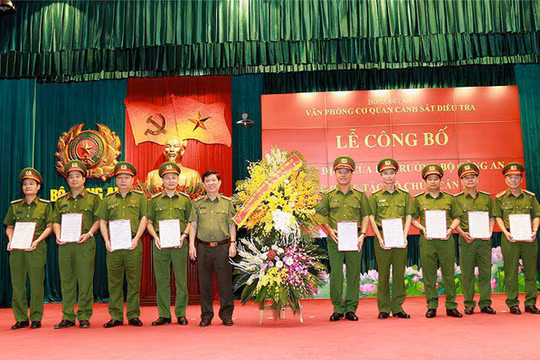 Trung tướng Trần Văn Vệ tạ Lễ công bố quyết định. Ảnh: BCA