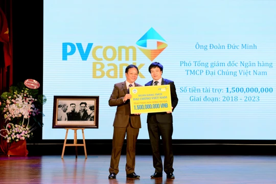 Ông Đoàn Đức Minh – Phó Tổng Giám đốc PVcomBank trao số tiền tài trợ học bổng cho sinh viên ĐH Kinh tế Quốc dân.