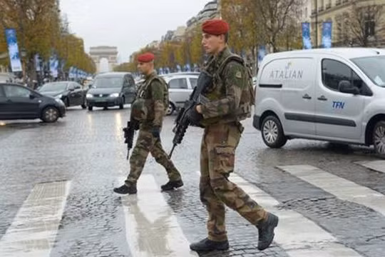 Hiến binh Pháp đang tuần tra tại thủ dô Paris sau vụ khủng bố liên hoàn hôm 13.11