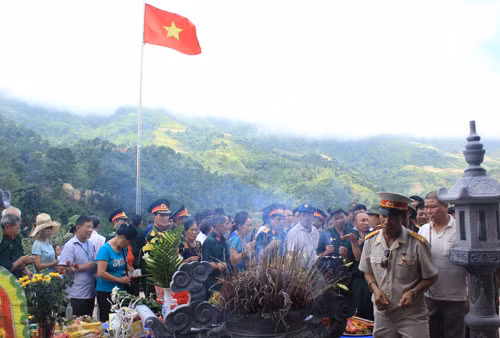 Thắp hương tưởng niệm liệt sĩ Vị Xuyên trên cao điểm 468, từ nơi này có thể nhìn bao quát được hệ thống cao điểm ở phía sau. Ảnh:Hoàng Phương.
