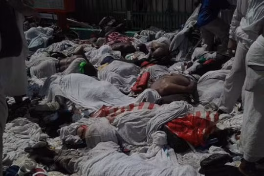 Xác người nằm la liệt tại thánh địa Mecca. Ảnh: Twitter