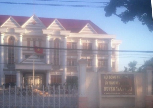 Dư luận cho rằng, lãnh đạo UBND huyện Thới Bình đã quá “chơi sang” trong khi ngân sách còn nhiều khó khăn