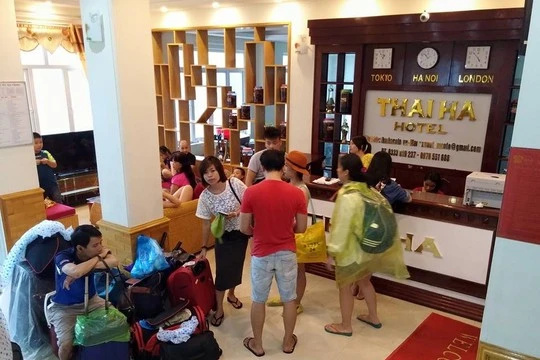 Du khách bức xúc vì bị yêu cầu trả phòng trong lúc mưa lũ, không thể trở lại đất liền - Ảnh do anh Thế Anh cung cấp