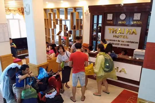 Du khách bức xúc vì bị yêu cầu trả phòng trong lúc mưa lũ, không thể trở lại đất liền - Ảnh do anh Thế Anh cung cấp