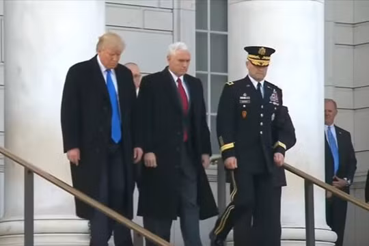 Ông Donald Trump và ông Mike Pence đến đặt vòng hoa tại Nghĩa trang Quốc gia Arlington