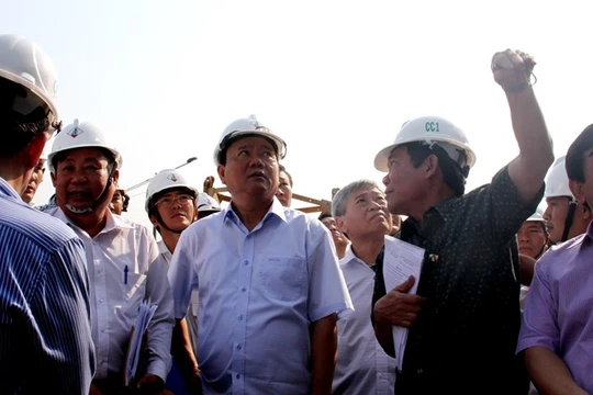 Bí thư Đinh La Thăng trực tiếp thị sát công trường dự án Bệnh viện Nhi đồng sáng 6/3. Ảnh: Hoàng Bình.