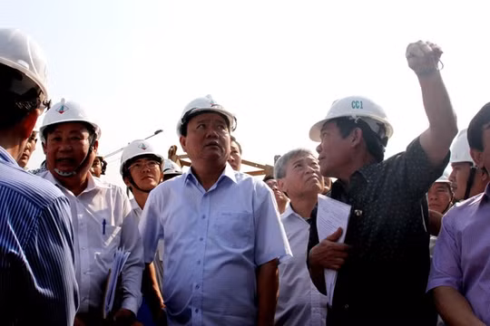 Bí thư Đinh La Thăng trực tiếp thị sát công trường dự án Bệnh viện Nhi đồng sáng 6/3. Ảnh: Hoàng Bình.