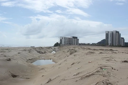 Một dự án "treo" nhiều năm trên biển Ngũ Hành Sơn - Ảnh: Lê Đình Dũng.