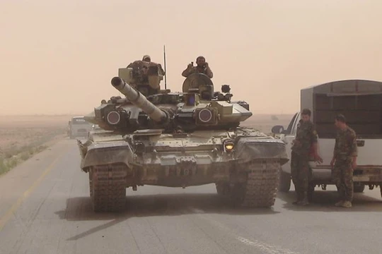 Xe tăng T-90 do Nga cung cấp cho quân đội Syria đang có mặt ở Raqqa