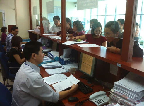 Cán bộ thuế thỏa thuận hộ kinh doanh chia tiền thuế