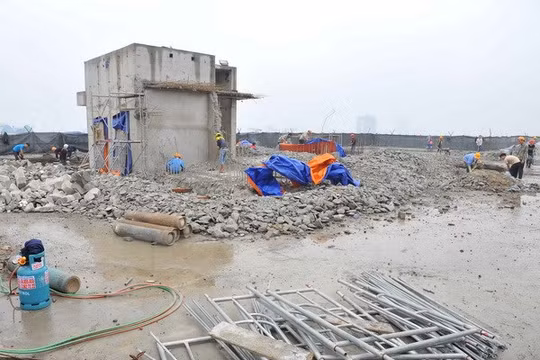 Thực hiện phá dỡ phần công trình xây dựng sai phạm tại tòa nhà 8B Lê Trực. (Ảnh: Minh Đức/TTXVN)