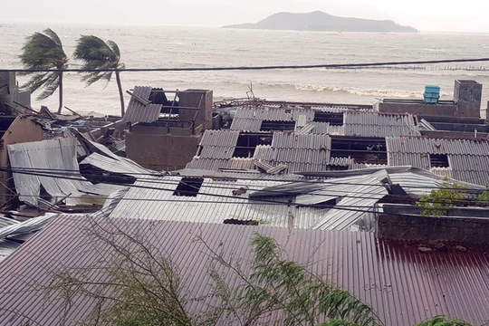 Hàng loạt căn nhà nằm bên vịnh Nha Trang bị tốc mái. Ảnh: Vnexpress