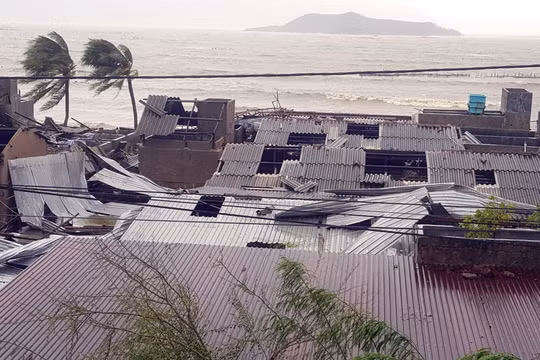 Hàng loạt căn nhà nằm bên vịnh Nha Trang bị tốc mái. Ảnh: Vnexpress