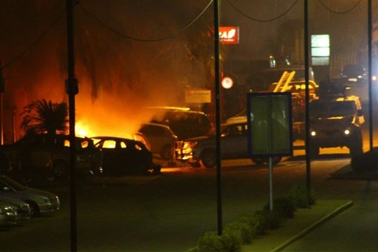 Hiện trường vụ khủng bố khách sạn Splendid. (Ảnh: Twitter)