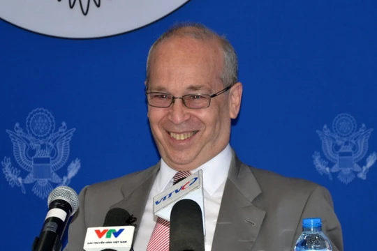 Trợ lý ngoại trưởng Mỹ Daniel Russel tại cuộc họp báo ở Hà Nội ngày 10-5 - Ảnh: Quỳnh Trung