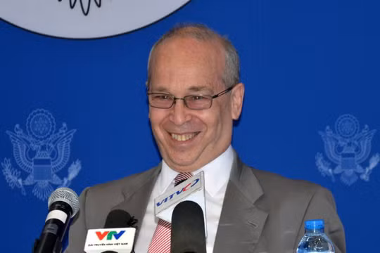 Trợ lý ngoại trưởng Mỹ Daniel Russel tại cuộc họp báo ở Hà Nội ngày 10-5 - Ảnh: Quỳnh Trung