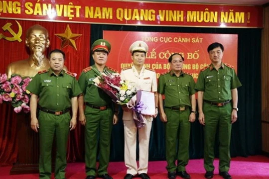 Đại tá Trần Ngọc Hà (giữa) tại buổi công bố quyết định bổ nhiệm. Nguồn: bộ Công an