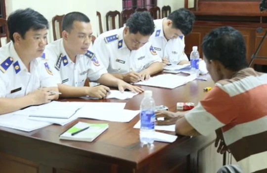 Cảnh sát biển Việt Nam đang lấy lời khai của một tên cướp biển