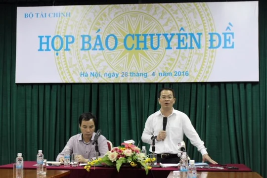 Kiểm đồng Nhân dân tệ tại một điểm giao dịch ngoại hối ở Thượng Hải, Trung Quốc. Ảnh: Reuters/ TTXVN