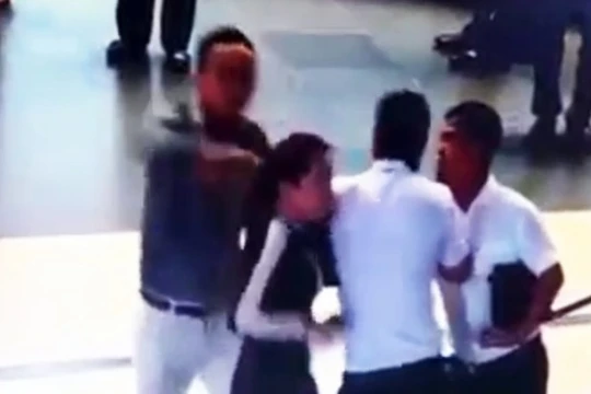 Bà Quỳnh Anh đang bị đánh tại sân bay. Hình cắt từ clip do camera an ninh ghi lại. 