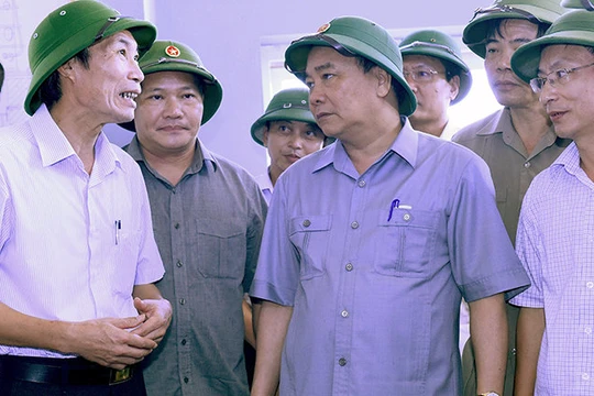Thủ tướng Nguyễn Xuân Phúc kiểm tra khắc phục hậu quả baoox số 1 tại Nam Định. Ảnh: Tuổi trẻ