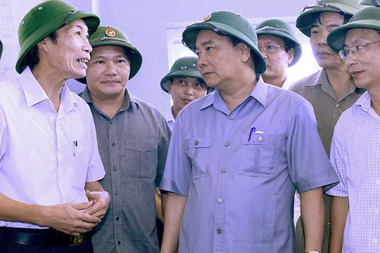 Thủ tướng Nguyễn Xuân Phúc kiểm tra khắc phục hậu quả baoox số 1 tại Nam Định. Ảnh: Tuổi trẻ