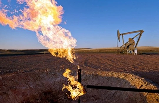 Giá dầu thô lần đầu vượt mức 65 USD kể từ đầu năm