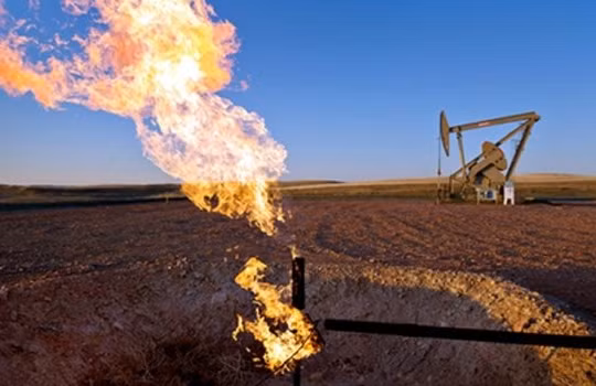 Giá dầu thô lần đầu vượt mức 65 USD kể từ đầu năm