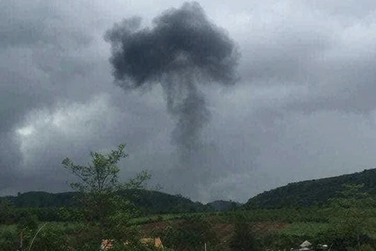 Khói bốc lên khi máy bay lao xuống đất phát nổ. Ảnh từ facebook người dân trong khu vực. 